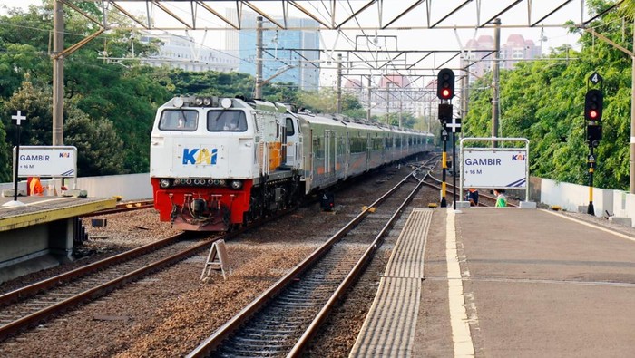 21 Kereta Api Jakarta Terlambat: Gangguan Lokomotif Parah