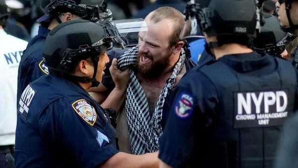 Amuk Warga New York Tolak Kebijakan Imigrasi Trump