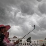 Awan Gelap Menyelimuti Pulau Jawa: Hujan Lebat Mengancam