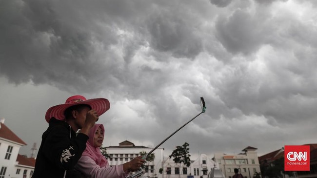 Awan Gelap Menyelimuti Pulau Jawa: Hujan Lebat Mengancam