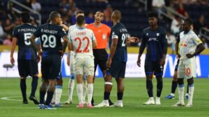 Badai Dahsyat Hentikan Laga Pachuca vs Salzburg!