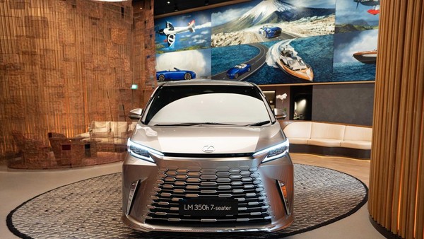 Denza D9 Tantang Alphard: Raja Baru MPV Mewah Indonesia?