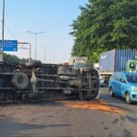 Drama Truk Terguling JORR Cikunir: Ban Pecah, Jalan Macet?