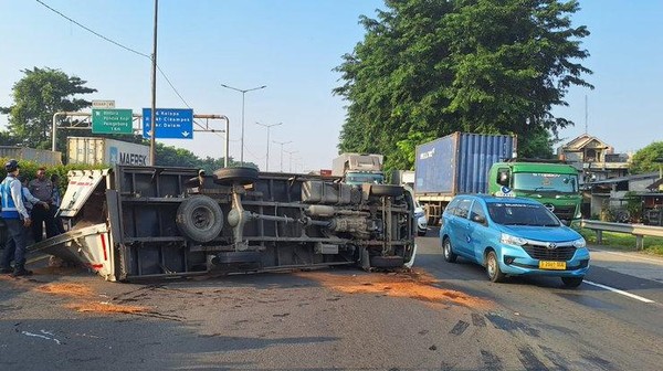 Drama Truk Terguling JORR Cikunir: Ban Pecah, Jalan Macet?