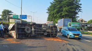Drama Truk Terguling JORR Cikunir: Ban Pecah, Jalan Macet?