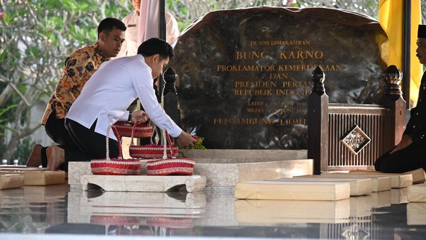 Gibran Rakabuming Raka Ziarah Makam Bung Karno: Kisah Haru di Blitar
