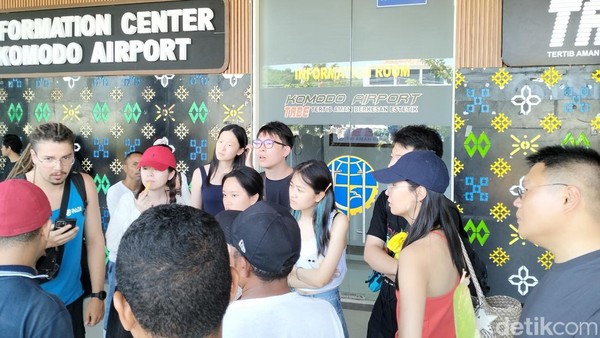 Gunung Lewotobi Meletus: Turis Asing Pilih Kapal, Penerbangan Terganggu