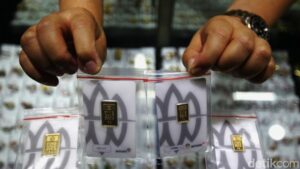 Harga Emas Antam Turun Drastis! Beli Sekarang Juga?