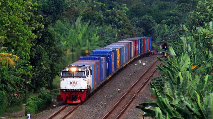 KAI Logistik: Rekor! 24.000 Ton Barang Terangkut, Dominasi Paket & Motor