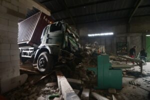 Kecelakaan Maut: Truk dan Bus, Ancaman Nyata di Jalan Raya