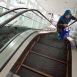 Lansia Terjebak Eskalator Mati TransJ Cipulir: Perbaikan Segera?