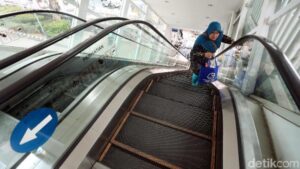 Lansia Terjebak Eskalator Mati TransJ Cipulir: Perbaikan Segera?