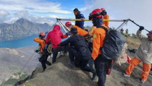 Medan Berat Rinjani: Evakuasi Pendaki Brasil Terhambat Cuaca Buruk
