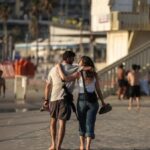 Pantai Israel Tetap Ramai Meski Ancaman Rudal Iran