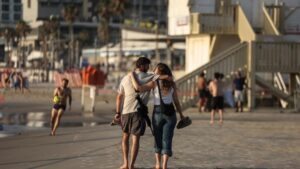 Pantai Israel Tetap Ramai Meski Ancaman Rudal Iran