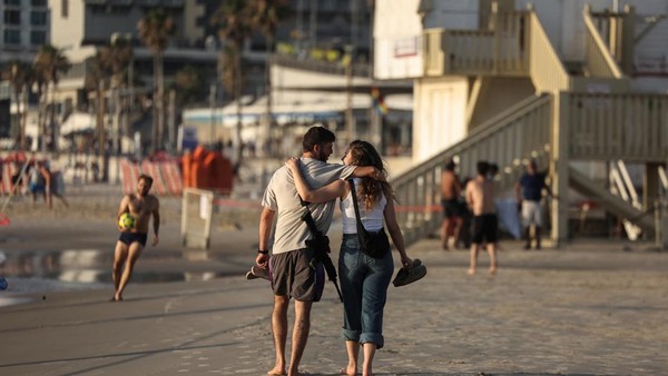Pantai Israel Tetap Ramai Meski Ancaman Rudal Iran