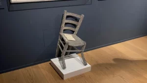 Pria Rusak Kursi Kristal Van Gogh: Insiden Mengejutkan di Museum Italia