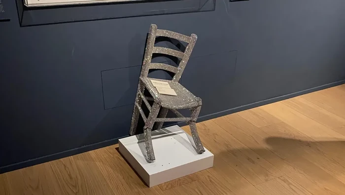 Pria Rusak Kursi Kristal Van Gogh: Insiden Mengejutkan di Museum Italia