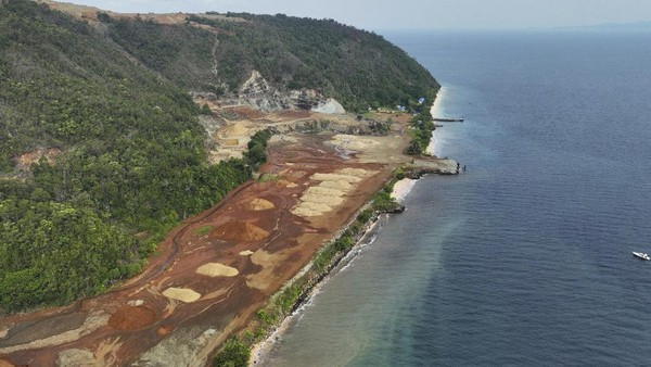 Raja Ampat: Teripang, Nikel, & Tradisi Bahari Pulau Gag