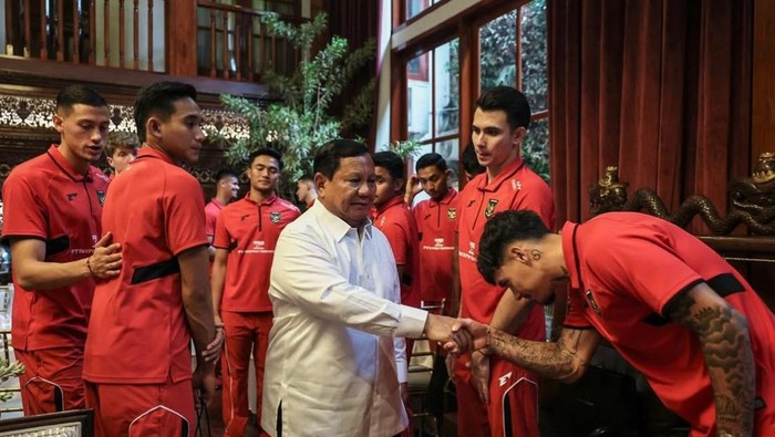 Timnas Indonesia: Momen Kocak Main Ular Naga di Rumah Prabowo