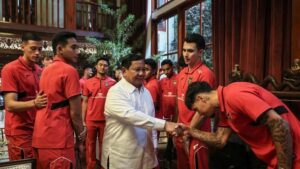 Timnas Indonesia: Momen Kocak Main Ular Naga di Rumah Prabowo