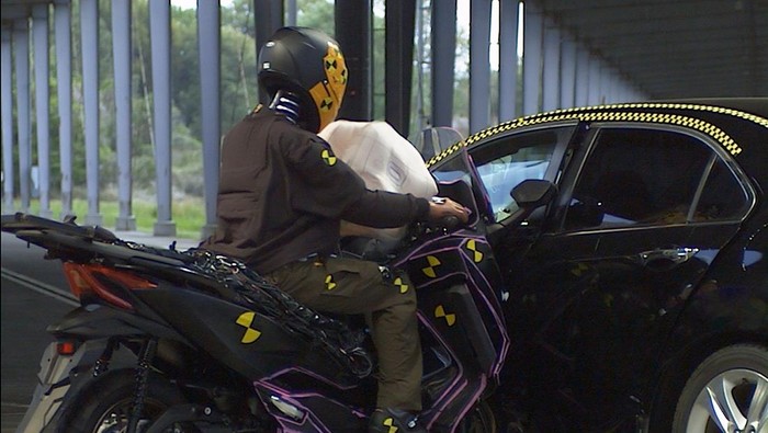 Uji Tabrak Mengerikan! Airbag Sepeda Motor Selamatkan Nyawa?